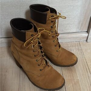 Women's Timberland Tan Lace-Up Boots size 8